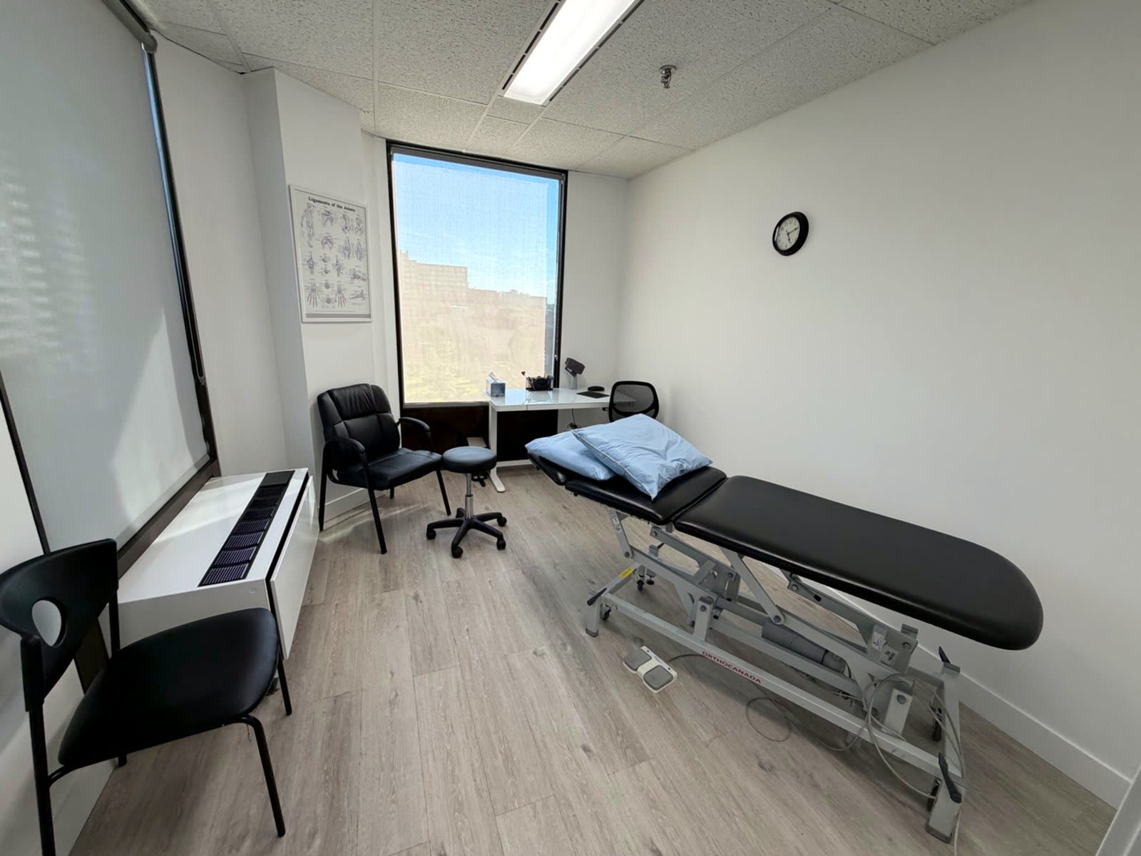 Private treatment room with an electric table, Côte Saint-Luc clinic